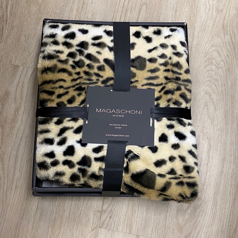 Magaschoni Throw Blanket